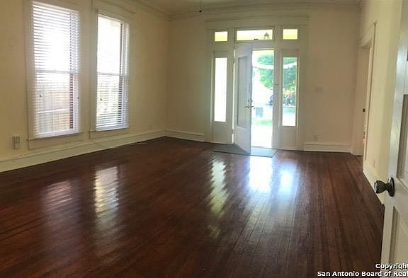 5th image of 921 Matagorda St