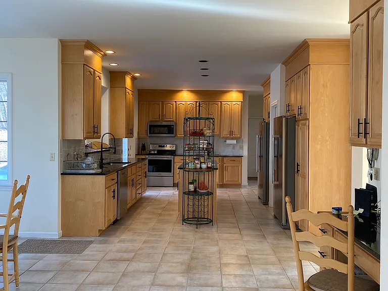 Kitchen-2Sinks,2Ref,2Stove