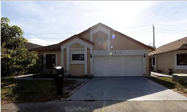 915 Buttonwood Ave — Photo 2