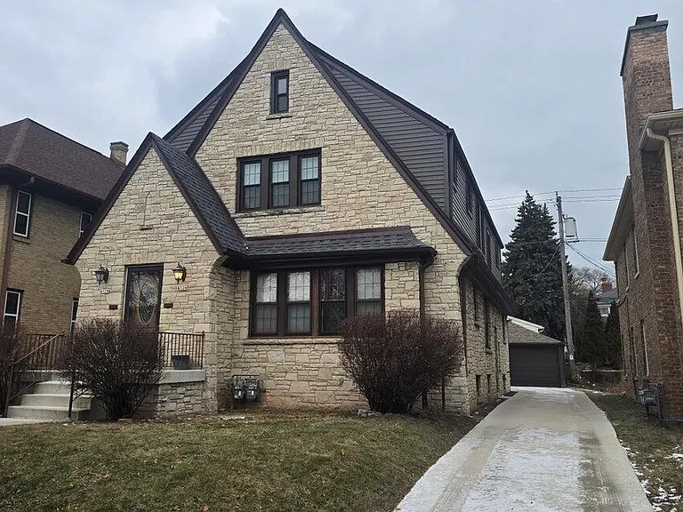Lovely Shorewood Lower!