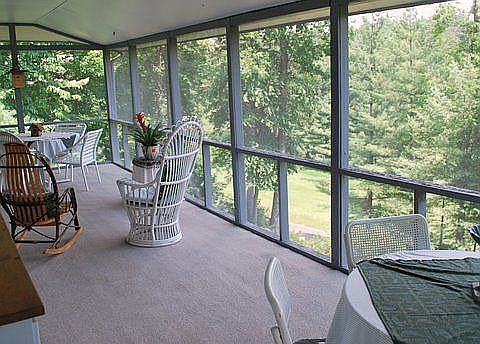 Upper 27' screen porch