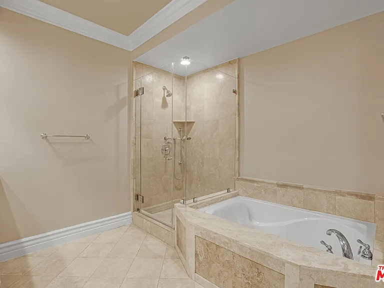 850 N Croft Ave #203 — Photo 19