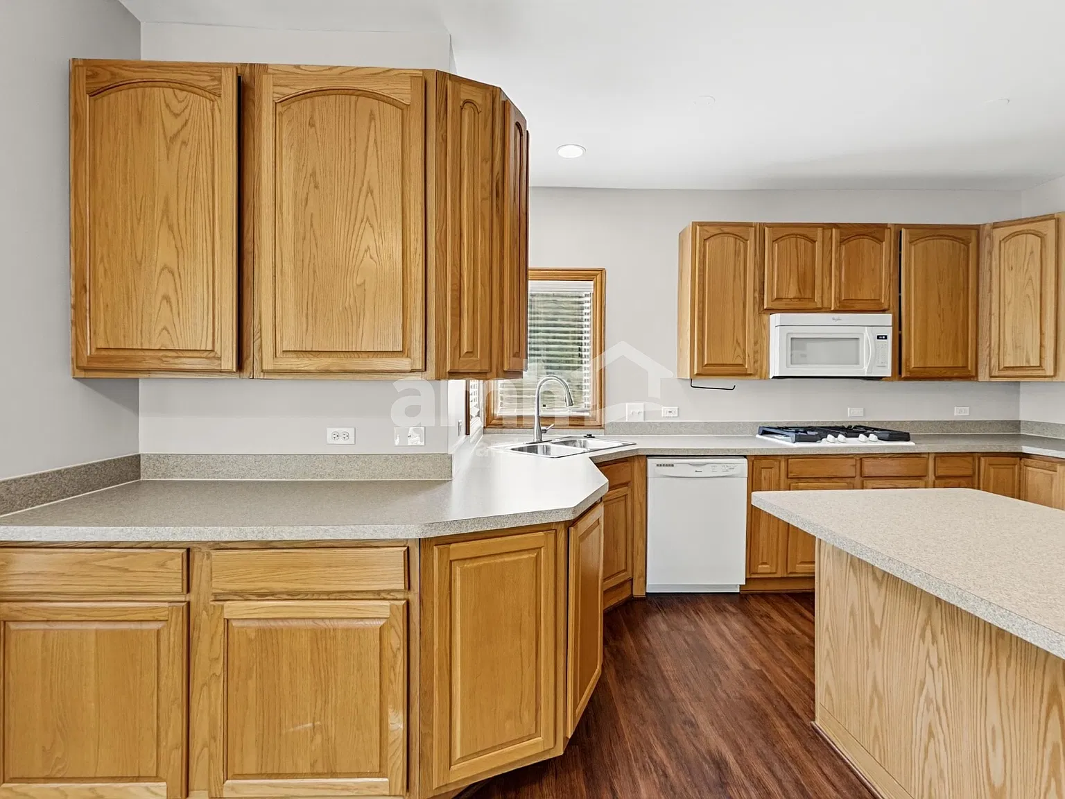 4 bed, 2.5 bath, 2537 sqft, $3,385 — Photo 4