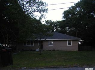 75 Floyd Rd, Shirley, NY 11967