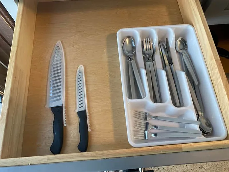 Complete cutlery set: spoons, forks and knives included