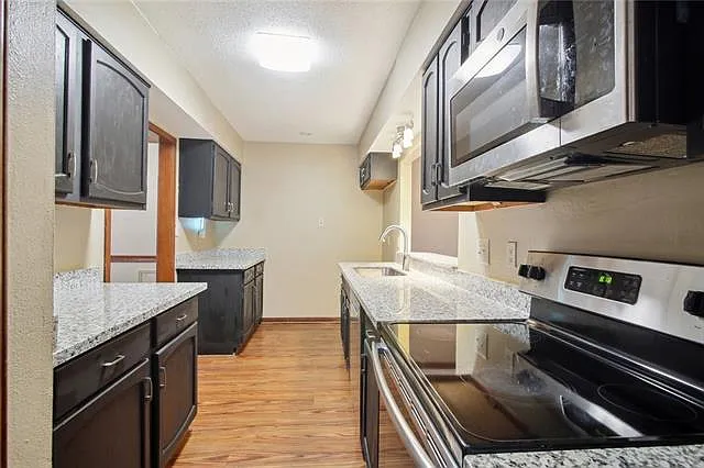 21 Brandon Hall Dr #B — Photo 8