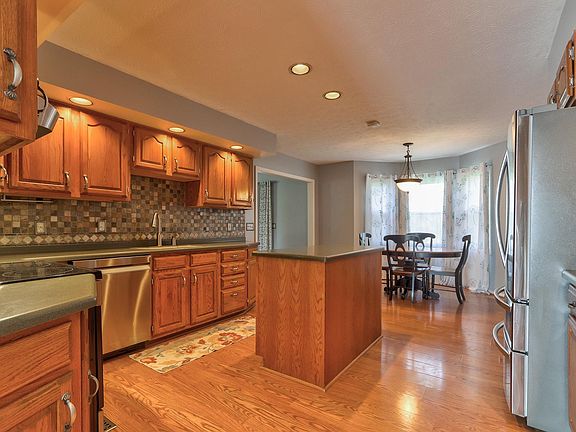 5th image of 10124 Brookline Dr