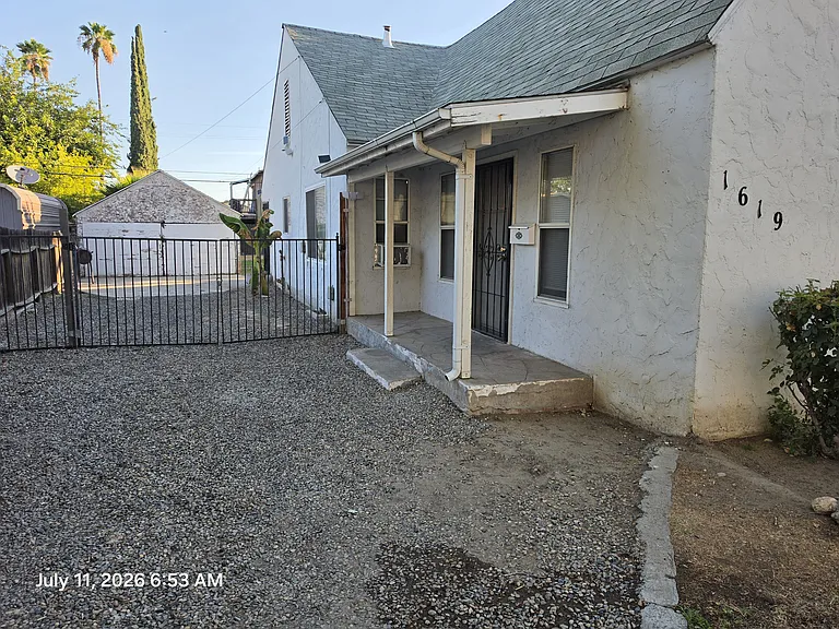 1619 E Cambridge Ave — Photo 2