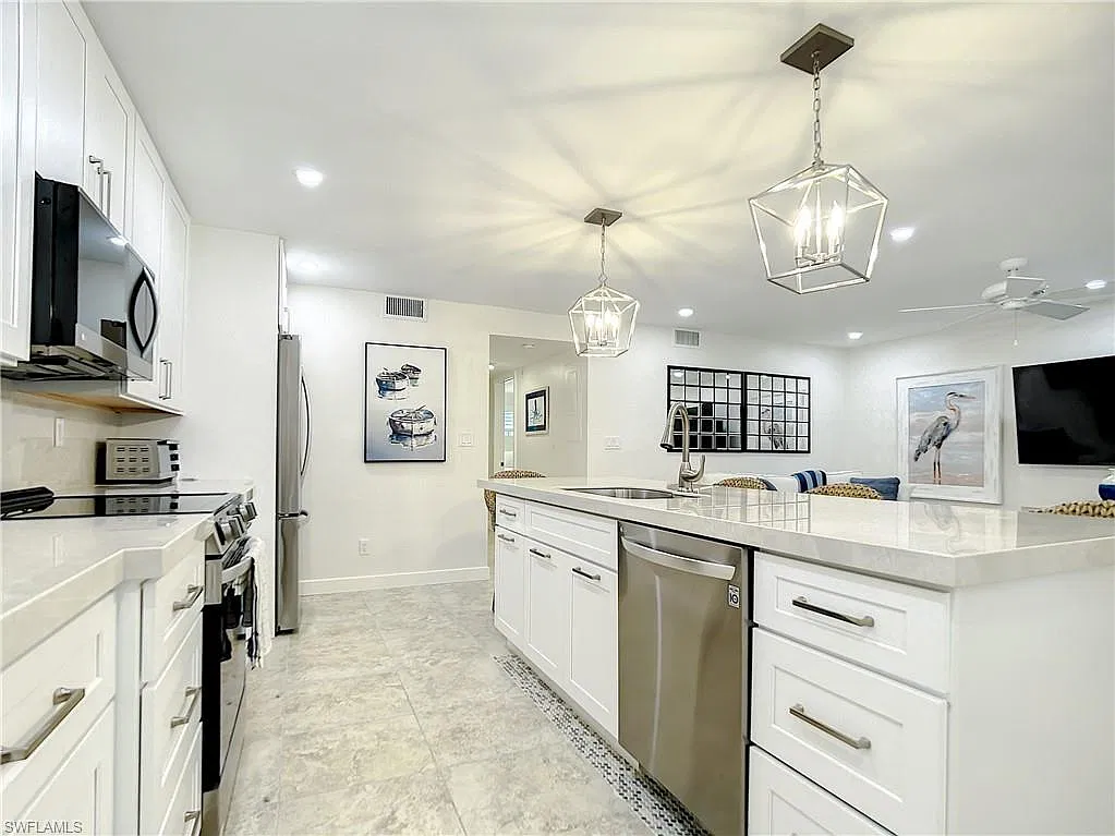 2 bed, 2.0 bath, 836 sqft, $2,500 — Photo 2