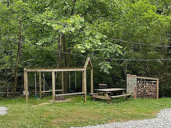 5th image of 332 Habersham Rd