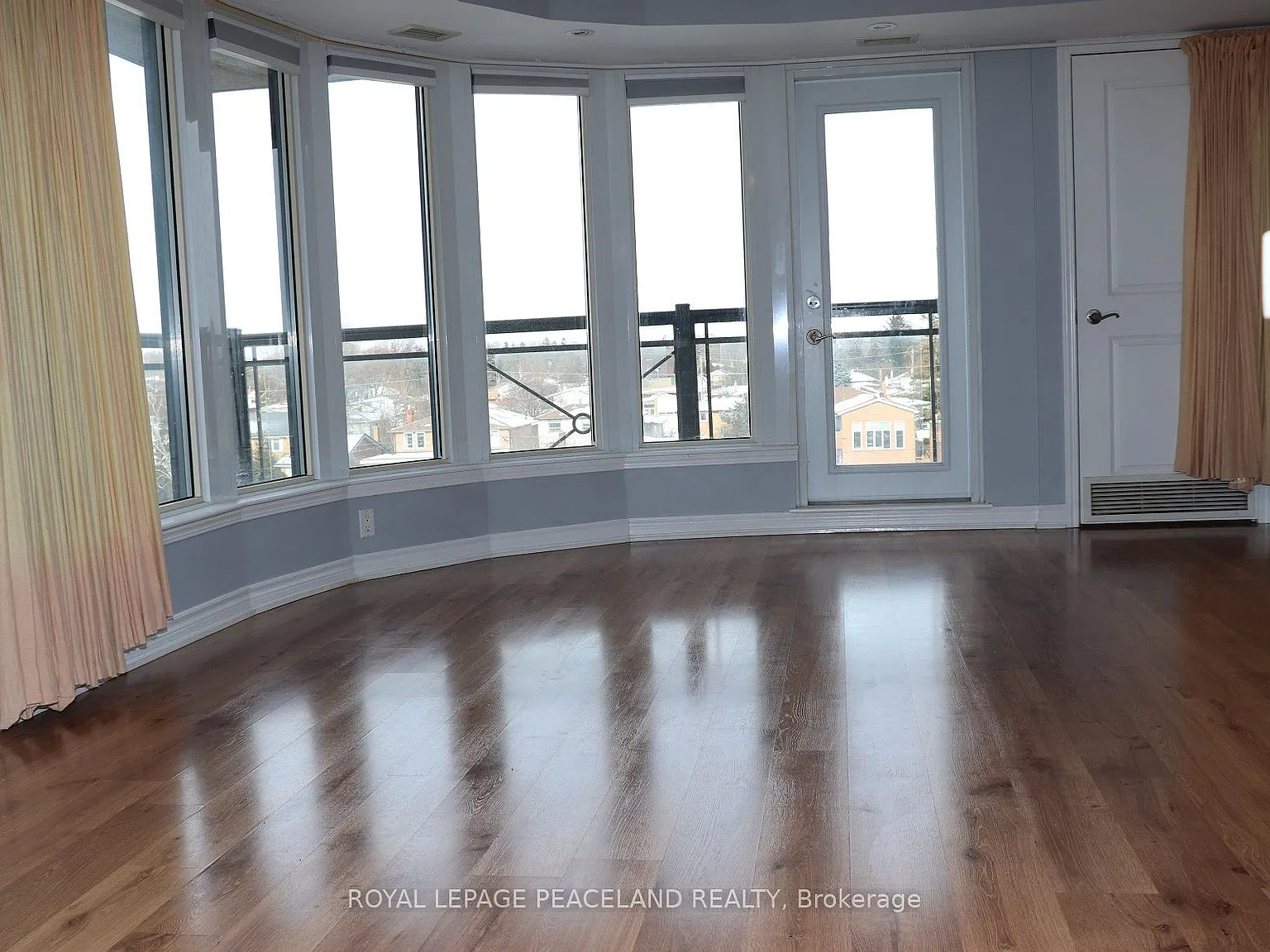 872 Sheppard Ave W — Photo 3