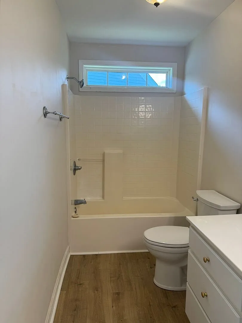 Updated 3 bedroom — Photo 4