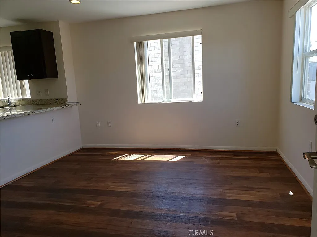 2 bed, 1000 sqft, $2,500 — Photo 2