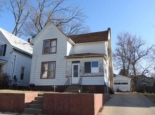 803 S James Ave, Freeport, IL 61032