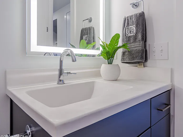 1102 Castle St #201 — Photo 16