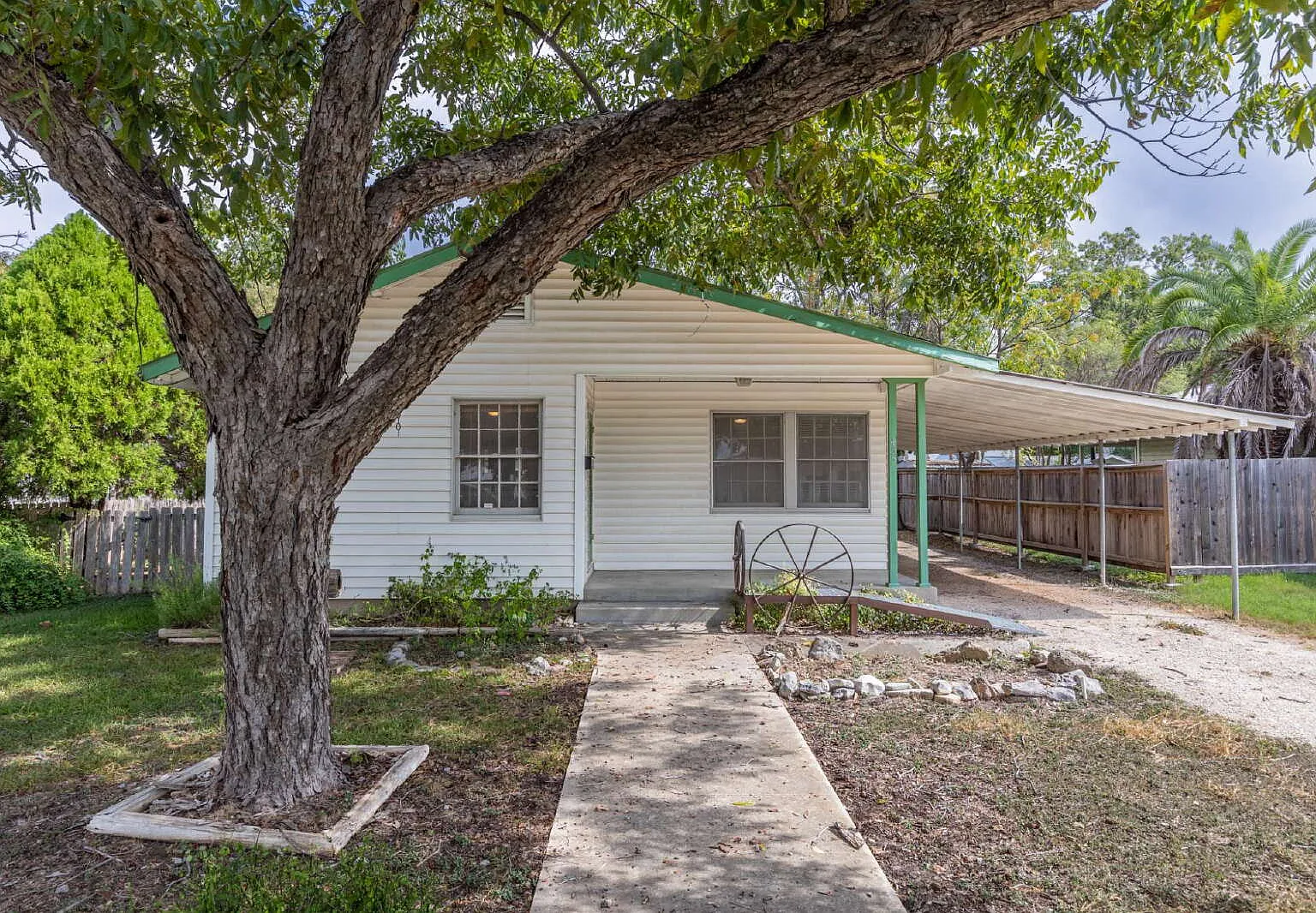 2 bed, 1.0 bath, 980 sqft, $1,495 — Photo 1