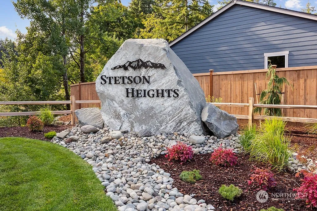 1370 SW Fielder Pl — Photo 2