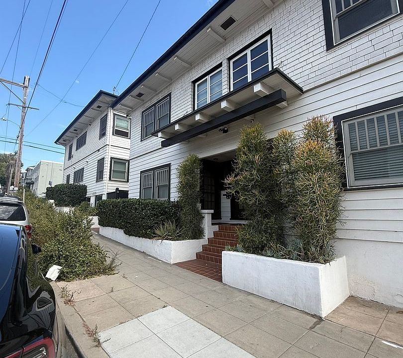 1st image of 233-239 W Hawthorn St #2070-2076