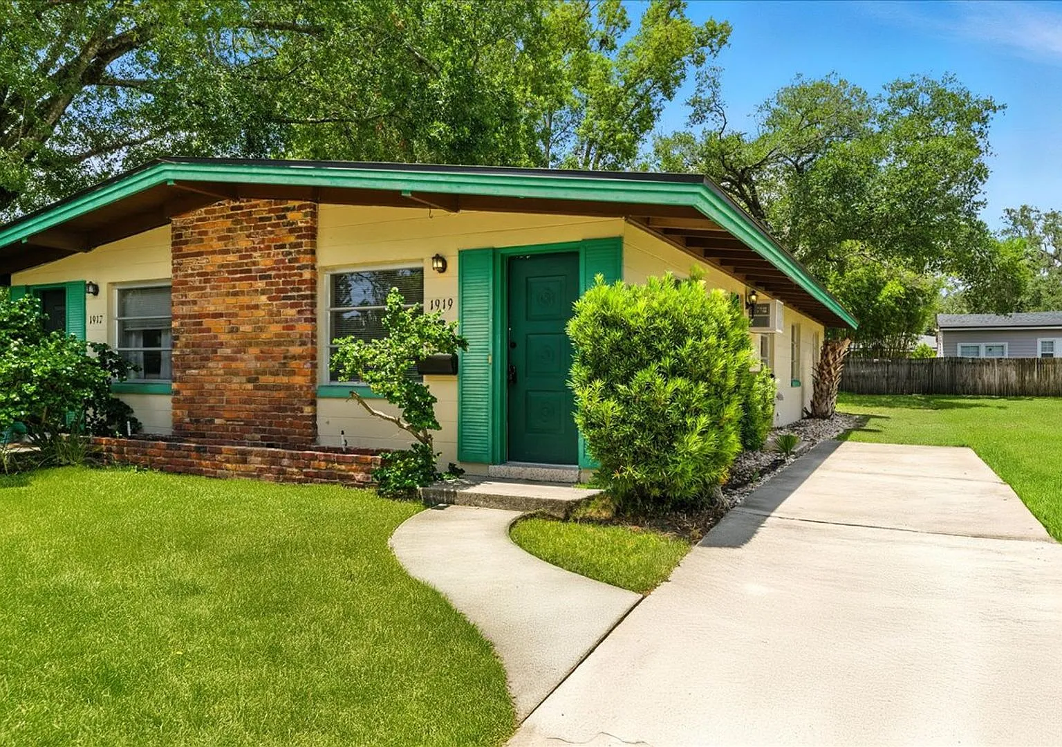 2 BR / 1 BA Duplex Near Mills 50 — Photo 1