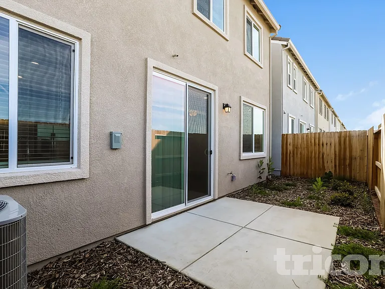 1238 Victorian St — Photo 14
