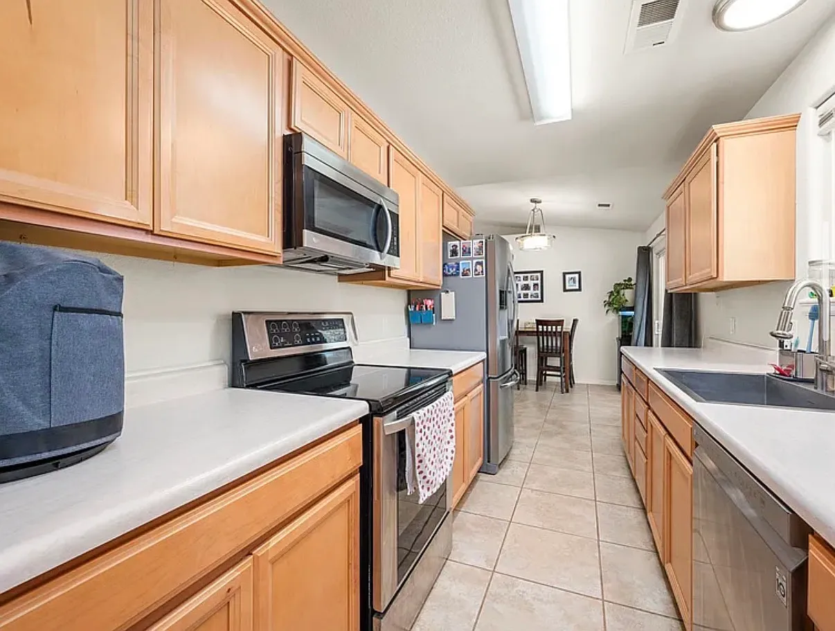 3 bed, 1132 sqft, $900 — Photo 3