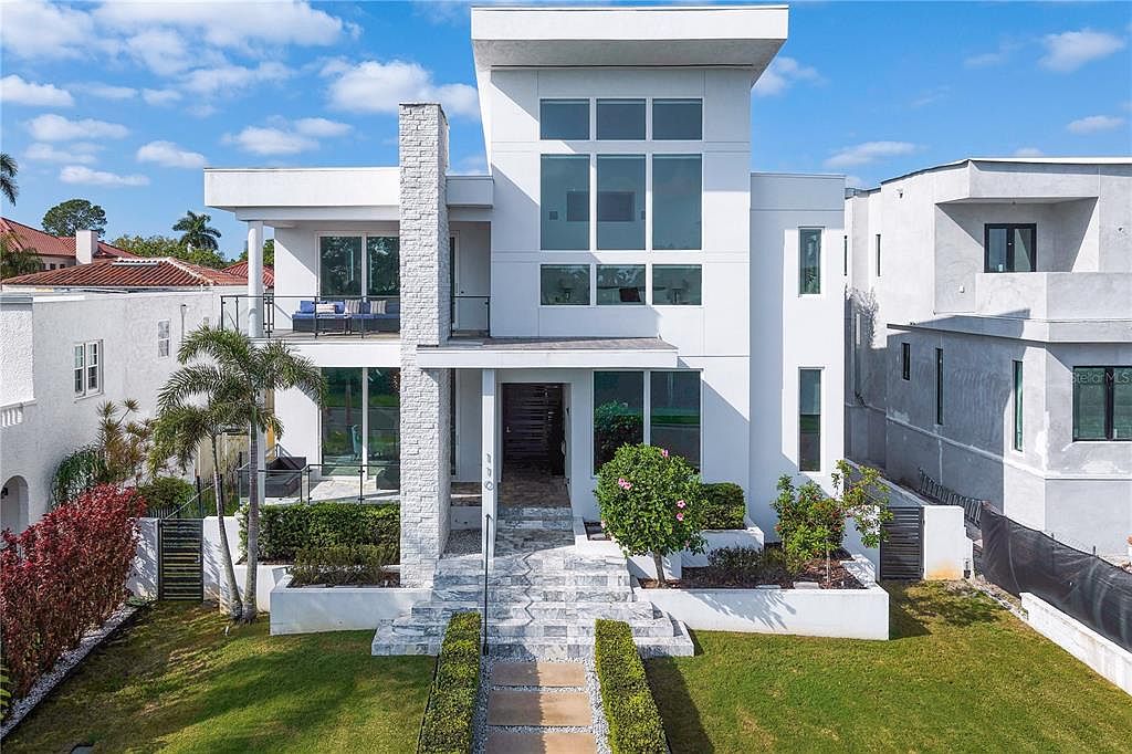 110 Palmera Blvd NE