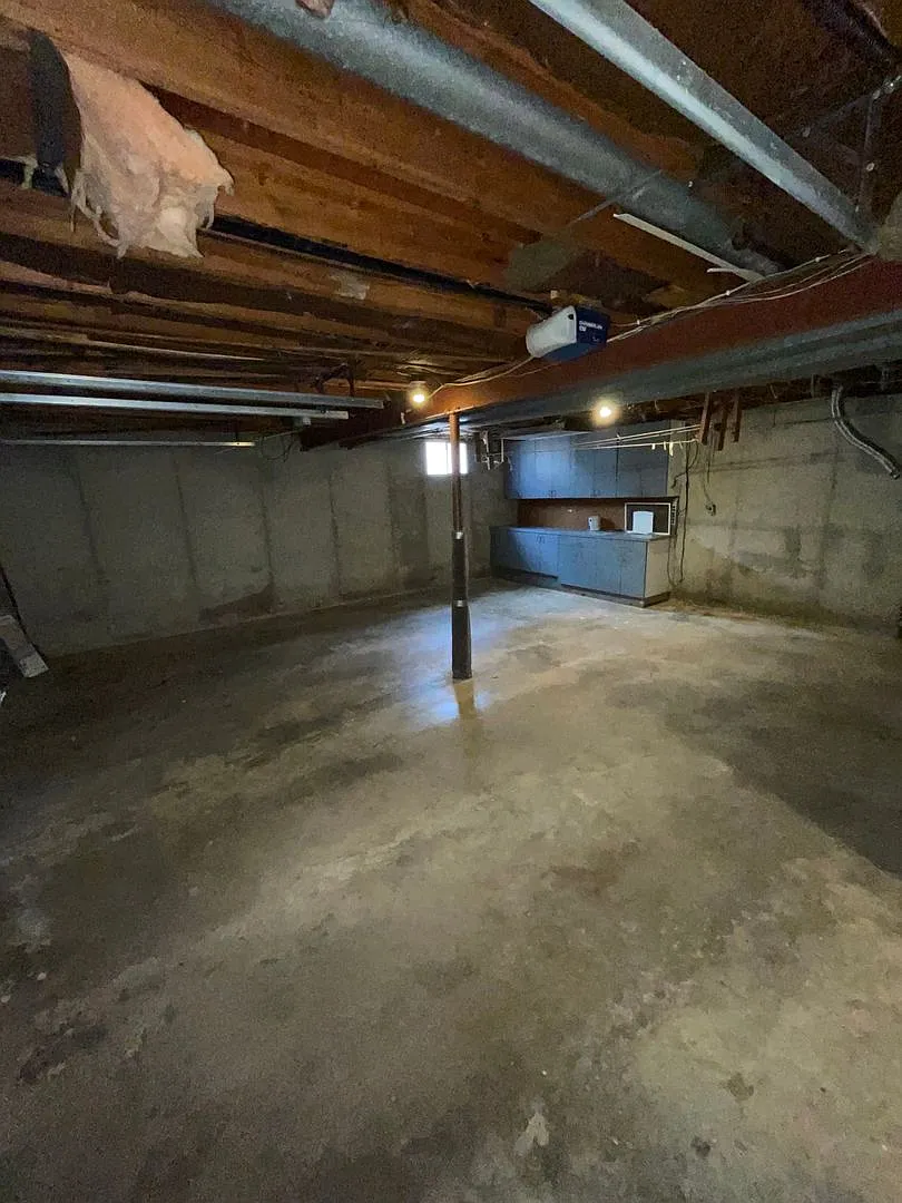 Building Photo - 305 SW Ensley Ln