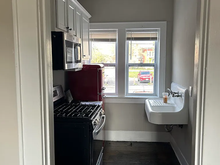 145 S Fitzhugh St — Photo 15