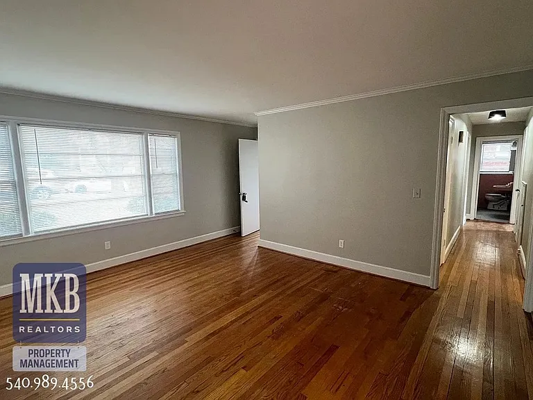 2314 Wycliffe Ave SW — Photo 3