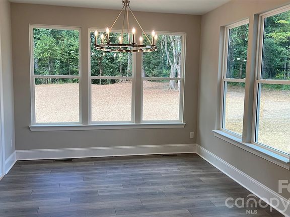 5th image of 518 Edmunds Ln