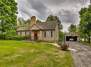 7703 NW Blue Grass Dr, Parkville, MO 64152