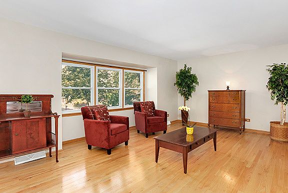 2nd image of 495 Sussex Ct