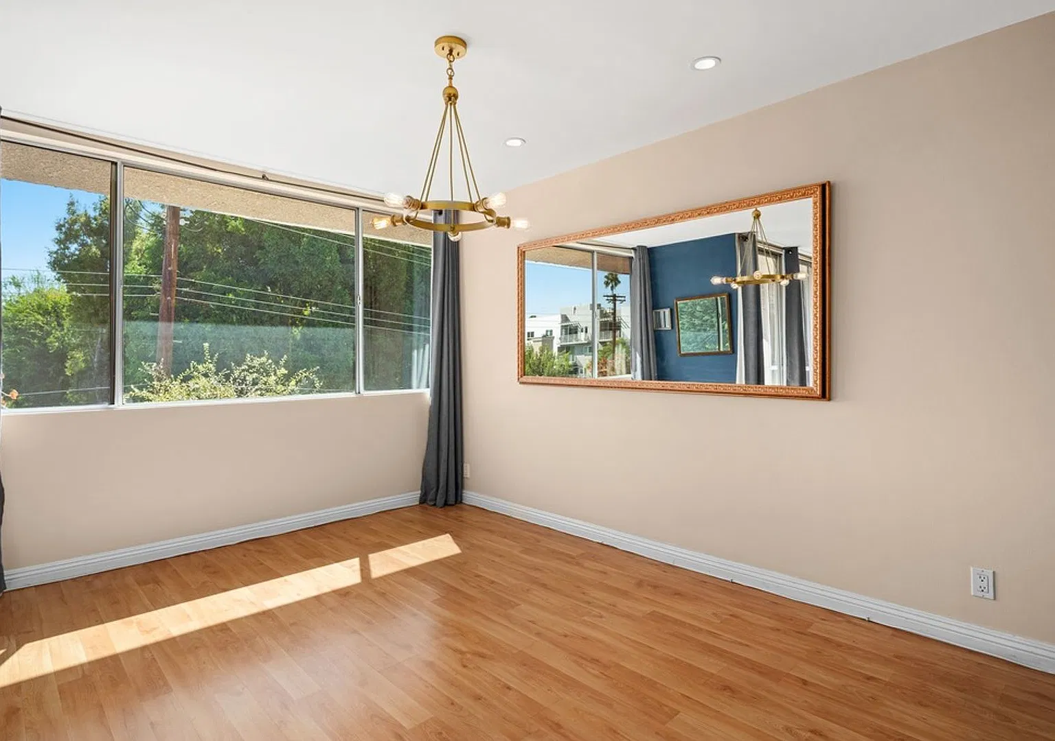 Spacious Top-Floor Unit in Prime Sherman Oaks — Photo 4