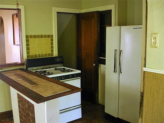 5th image of 1009 Forest Ave