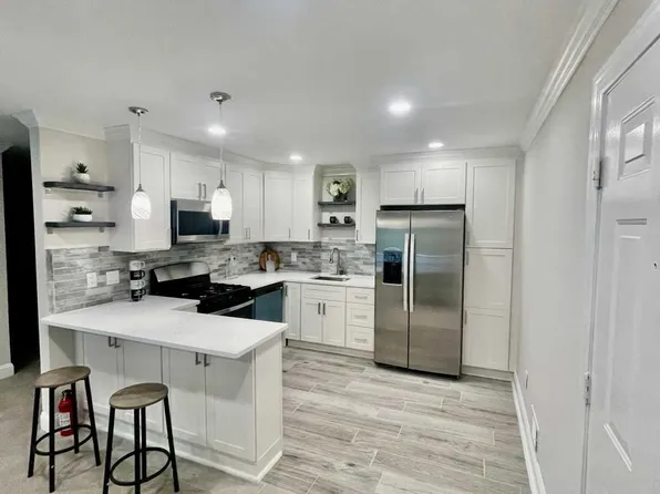 136 Raintree Ln, Mahwah, NJ 07430