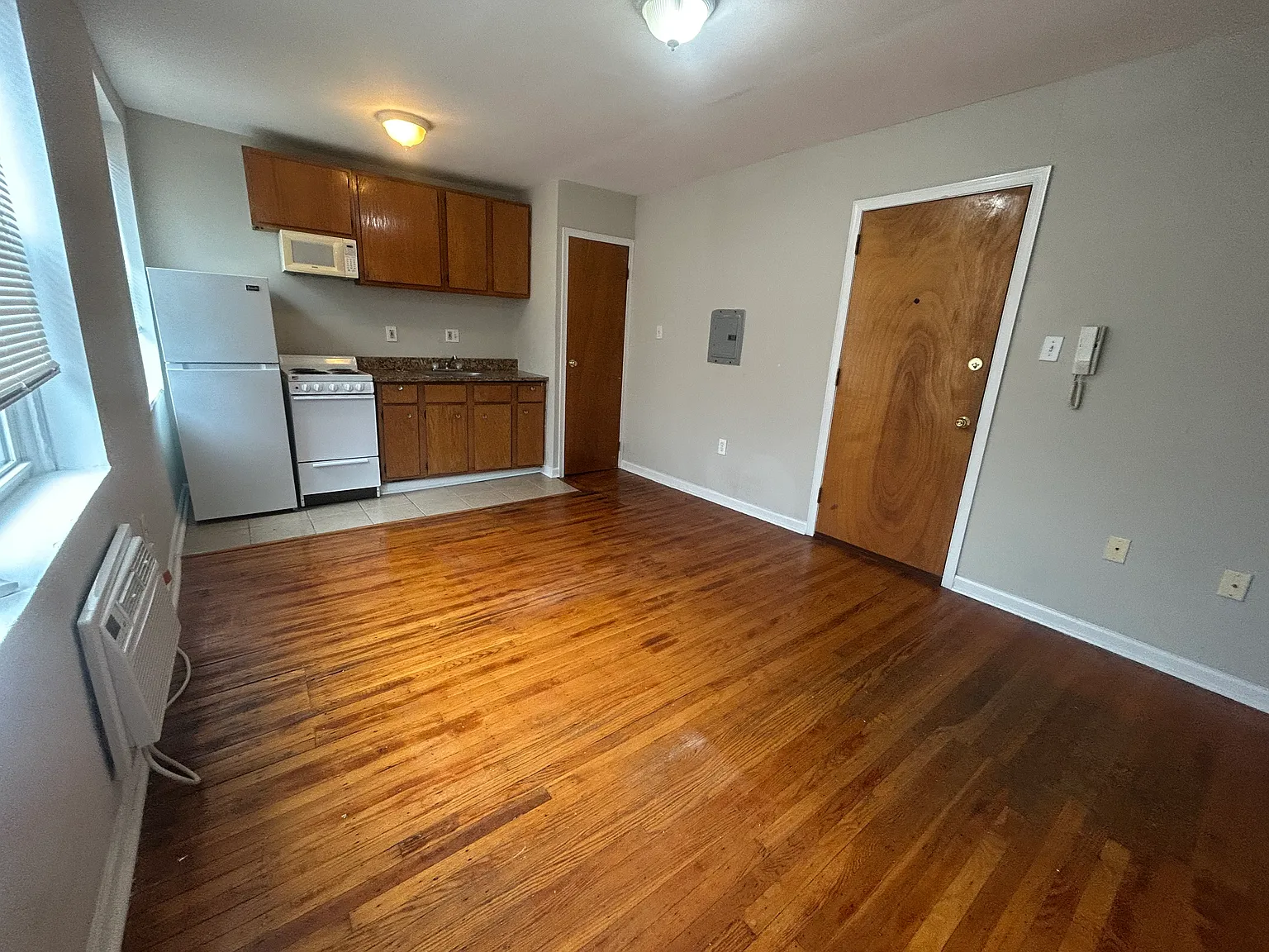Studio, $990 — Photo 4