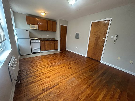 4th image of 3416 Spring Garden St #33