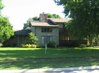 2900 Lakeview Cv, Hastings, NE 68901