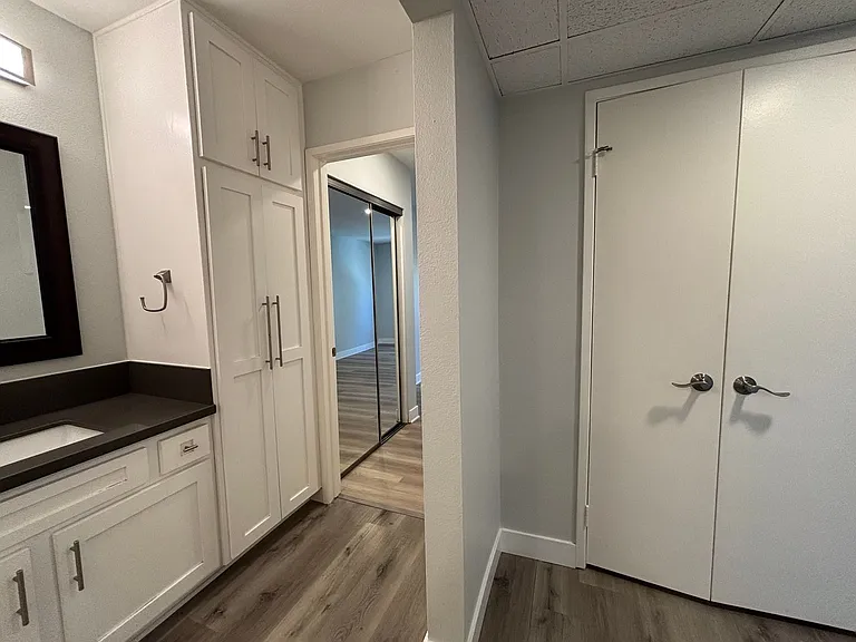 110 S Sweetzer Ave — Photo 34