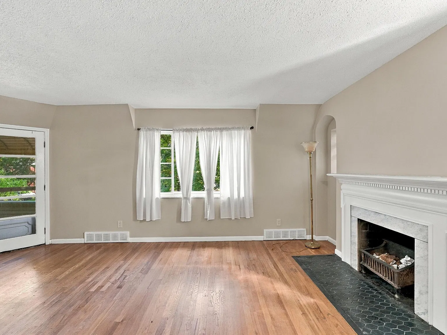 4 bed, 1.0 bath, 1200 sqft, $1,600 — Photo 4