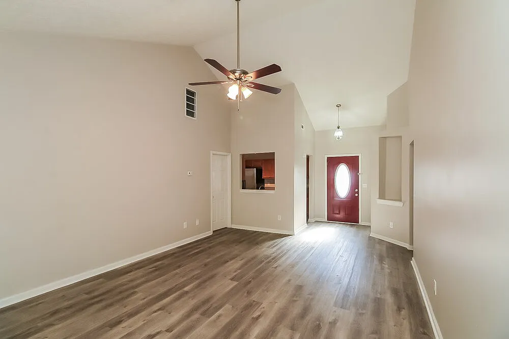 3 bed, 2.0 bath, 1276 sqft, $1,895 — Photo 4