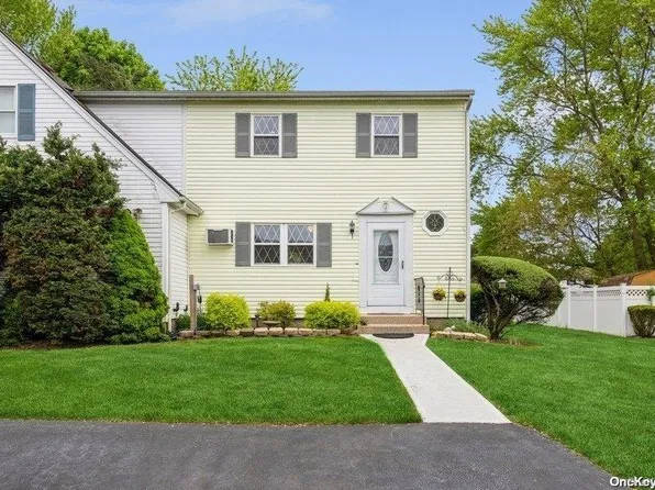 13 Hampton Court #13, Coram, NY 11727