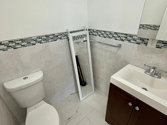 5th image of 2932 Tenbroeck Ave #2