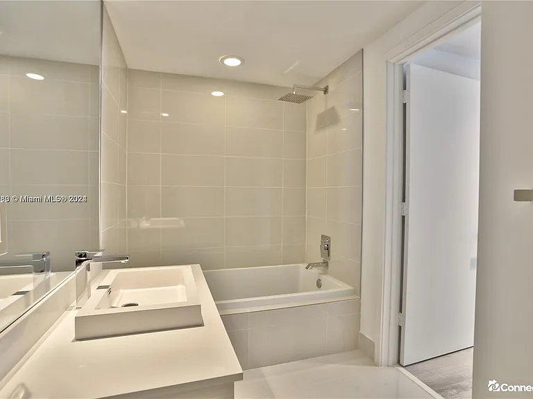 55 SW 9th St #1910 — Photo 2
