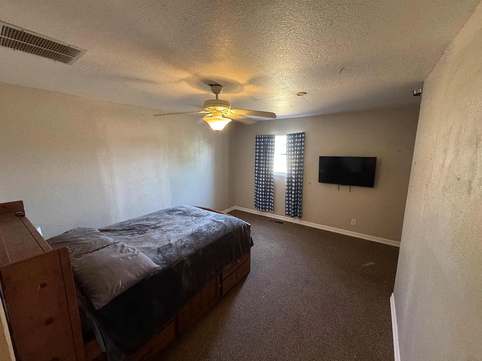 3 bed, 1.5 bath, 3000 sqft, $975 — Photo 3