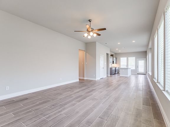 5th image of 9504 Longhorn Ln