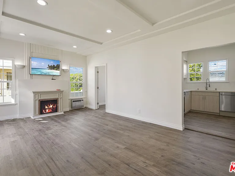 228 S Reeves Dr #D — Photo 3