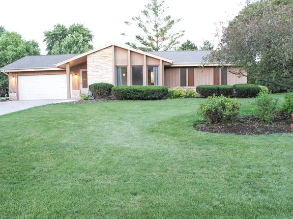 W225N2588 Alderwood Ln, Waukesha, WI 53186