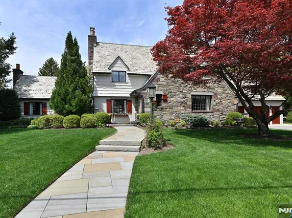 3 Hollis Dr, Ho Ho Kus, NJ 07423
