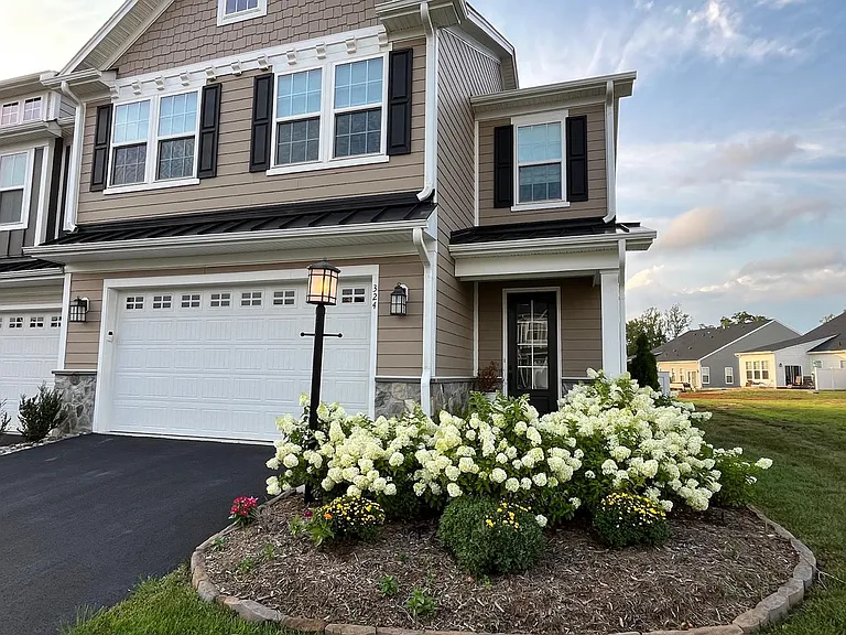 324 Bayberry Ln — Photo 3